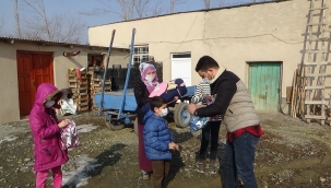 Iğdırlı çocuklara Ankara'dan atkı ve bere