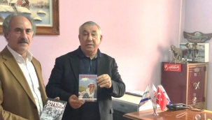 SERDAR ÜNSAL "SOYKIRIM VE YÜREĞİM İREVAN'DA KALDI "ROMANINI İŞ İNSANI  TACETTİN ŞİMŞEK'E HEDİYE ETTİ.  