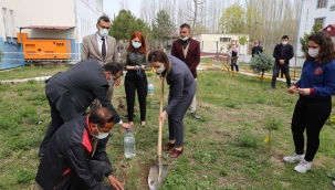 IĞDIR VALİSİNİN EŞİ ŞEHİDİ ANMA TOPLANTISINA KATILDI