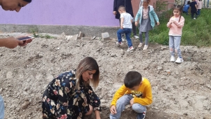 ANAOKULU ÖĞRENCİLERİ SINIFLARINI BAHÇEYE TAŞIDI