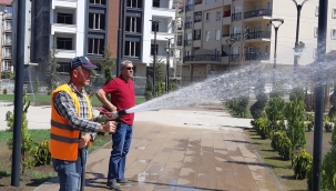 IĞDIR BELEDİYESİ ŞEHİR MERKEZİNİ TOZDAN KORUMAK İÇİN HER GÜN SULUYOR