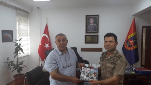 SERDAR ÜNSAL "SOYKIRIM VE YÜREĞİM İREVAN'DA KALDI "ROMANINI IĞDIR JANDARMA KOMUTANINA HEDİYE ETTİ.  