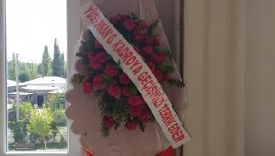  KADROYA GEÇEN ÖĞRETMEN ARKADAŞINA ÇELENK GÖNDERDİ