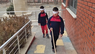 Iğdır'da öğrenciler empati için gözlerini bağladı