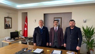  SERDAR ÜNSAL "SOYKIRIM VE YÜREĞİM İREVAN'DA KALDI "ROMANINI ARALIK İLÇESİ KAYMAKAMINA HEDİYE ETTİ. 