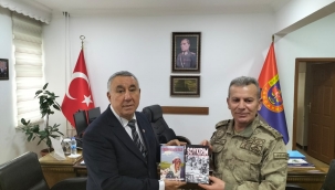 SERDAR ÜNSAL "SOYKIRIM VE YÜREĞİM İREVAN'DA KALDI "ROMANINI IĞDIR JANDARMA KOMUTANINA HEDİYE ETTİ. 