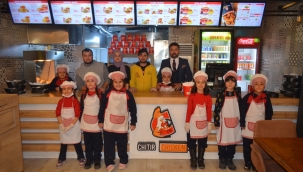  MİNİK ÖĞRENCİLER HAMBURGER YAPTILAR