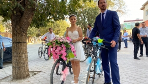 BİSİKLET TUTKUNU ÇİFT BİSİKLETLERİNİ GELİN ARACI YAPTI