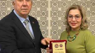SERDAR ÜNSAL'DAN AZER YAYCILI'YA PLAKET