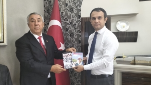 SERDAR ÜNSAL "YÜREĞİM İREVAN'DA KALDI "ROMANINI VALİ YARDIMCISI ABDULKADİR ŞAHİN'E HEDİYE ETTİ.