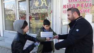 IĞDIR'DA İKİ ÖĞRENCİ DEPREMZEDELER İÇİN KALEM SATTI