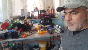 YETİŞ TÜRKOĞLU," DEPREM DE ÇOCUKLAR IŞIKSIZ KALMASIN" DİYEREK AKÜLÜ EL FENERİ YAPIYOR