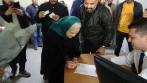 IĞDIRLI SEÇMENLER CUMHURBAŞKANI ADAYI DR.SİNAN OĞAN'LA, İMZA VERİYORLAR