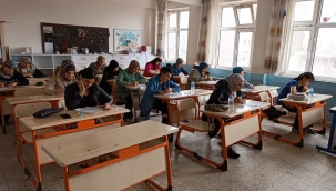              VELİLER SINAVDA  TER DÖKTÜ