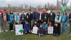  FİLİSTİNLİ ÇOÇUKLAR İÇİN UÇURTMA UÇURDULAR