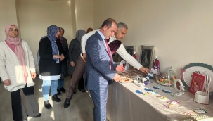  ARALIK HALK EĞİTİM MERKEZİ İLÇEYİ ANLATAN TURİSTİK EŞYALAR ÜRETİYOR.