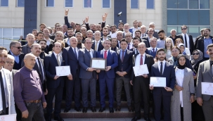 Prof. Dr. Ötüken Senger, mazbatasını alarak göreve başladı