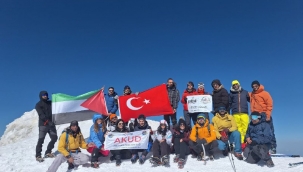 AKUD, Ağrı Dağının Zirvesinde Filistin Bayrağını Açarak İsrail'i kınadı.      