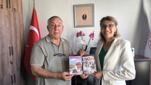 SERDAR ÜNSAL "SOYKIRIM VE YÜREĞİM İREVAN'DA KALDI "ROMANINI MÜZE MÜDÜRÜNE HEDİYE ETTİ 