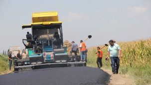 İl Özel İdaresi ekipleri, köy yollarını uzun ömürlü ve konforlu sıcak asfaltla buluşturmaya devam ediyor.