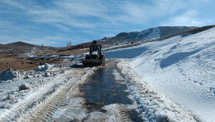 Iğdır İl Özel İdaresi Dağ Köylerinde Tipi ve Buzlanma Nedeniyle Kapanan Yollar İçin Çalışmalara Başladı