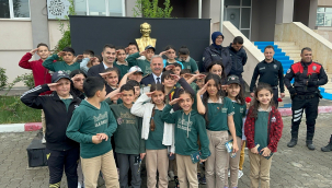 Öğrencilerden Polislere Karanfil Ve Mektup