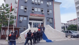 RÜŞVET ALAN İKİ ADLİYE ÇALIŞANI TUTUKLANDI.