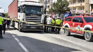 TIR  KARŞIDAN KARŞIYA GEÇEN YAYA ÇARPTI