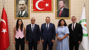 Vali-Mülkiye Başmüfettişi Fuat Gürel, Iğdır Üniversitesi Rektörü Prof. Dr. Ekrem Gürel'i makamında ziyaret etti. 