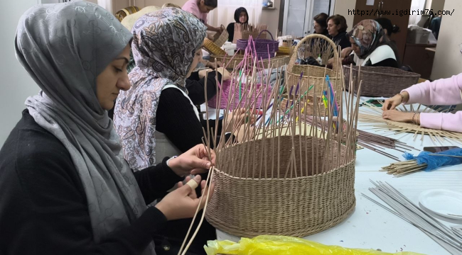 IĞDIR'DA KADINLARIN EMEĞİYLE ATIK KAĞITLAR SANATA DÖNÜŞÜYOR 