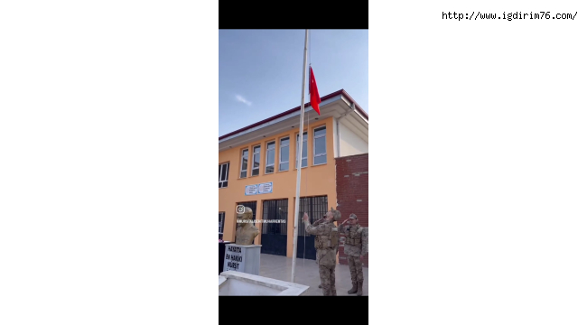  Iğdır'da Sınırda Anlamlı Bayrak Töreni