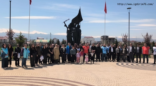 Türk Eğitim-Sen'den Şiddete Karşı Birlik Mesajı: Atatürk Büstüne Karanfil bırakıldı