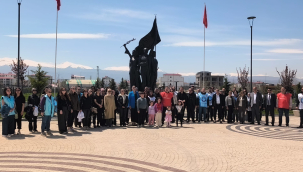 Türk Eğitim-Sen'den Şiddete Karşı Birlik Mesajı: Atatürk Büstüne Karanfil bırakıldı