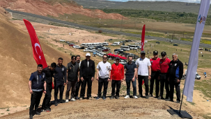 Tuzluca'da Gökkuşağı Tepeleri'nde Uçurtma Şenliği Coşkusu