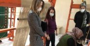  Iğdır valisinin eşi kilim atölyesini gezdi 