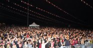 "GECE YOLCULARI" ŞARKILARIYLA ÜNİVERSİTE ÖĞRENCİLERİNİ COŞTURDU 