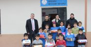 GELİN GİTTİĞİ KÖYÜN İLKOKUL ÖĞRENCİLERİNİ GİYDİRDİ 