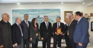 IĞDIR VALİSİ AHMET TURGAY ALPMAN'A PLAKET 