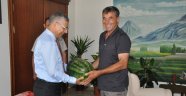 IĞDIRLI ÇİFTÇİ, YETİŞTİRDİĞİ ORGANİK KARPUZLARI VALİ ALPMAN'A HEDİYE ETTİ
