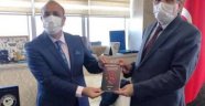 Öğr. Gör. Sözer Akyıldırım Rektör Alma'ya Kitap Hediye Etti