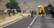 PKK'lılar Hendek Kazıp Yolu Ulaşıma Kapattı.