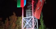 TÜRKİYE ERMENİSTAN SINIRINA DEV TÜRK VE AZERBAYCAN BAYRAĞI 