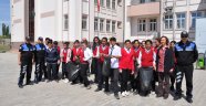 VALİLİK GİRİŞİMİ İLE BAŞLATILAN ÇEVRE TEMİZLİĞİNE ÖĞRENCİLERDE KATILDI