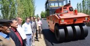 VALİMİZ A. ERHACI KÖYÜNDE ASFALTLAMA ÇALIŞMALARINI İNCELEDİ 
